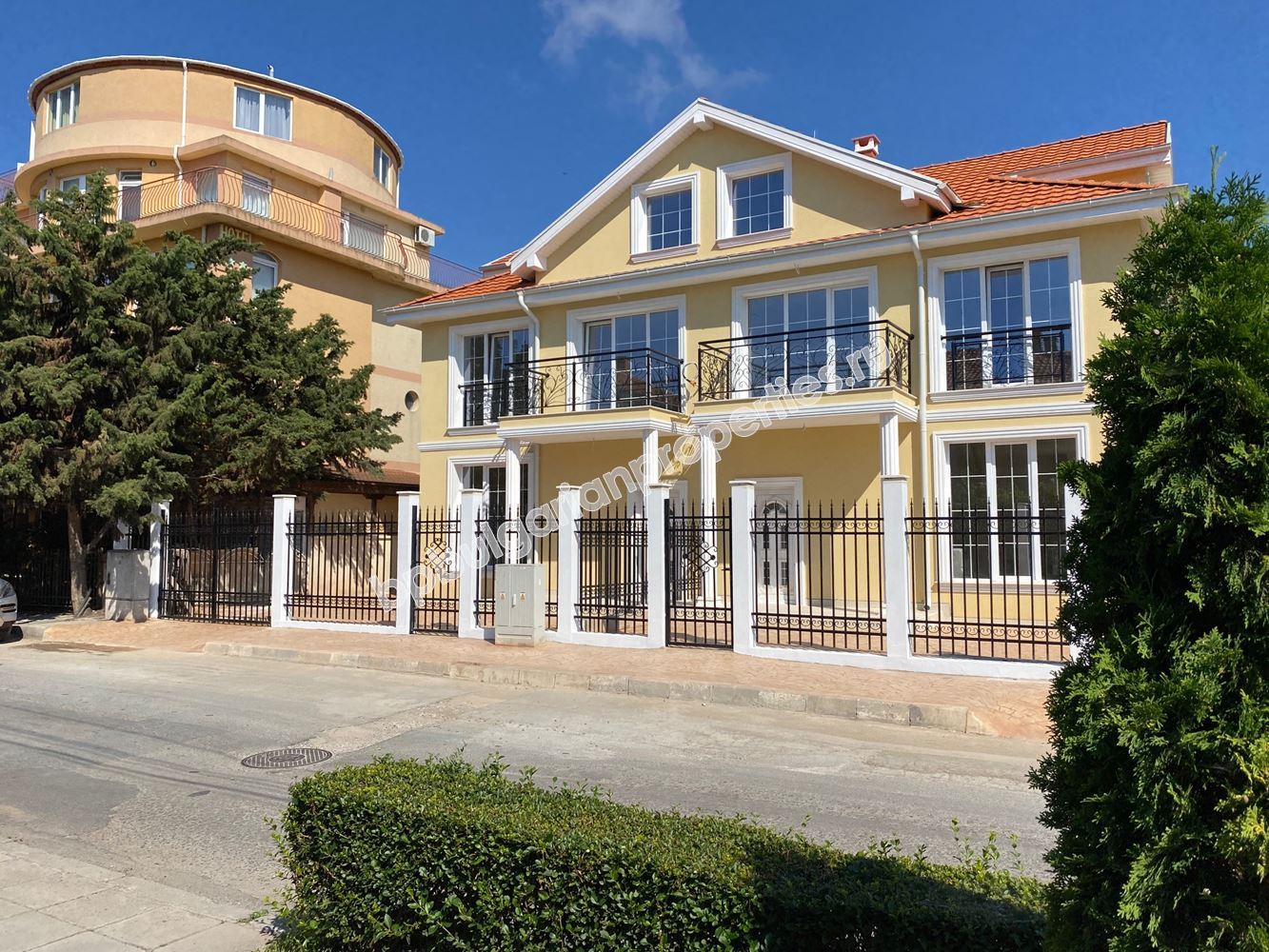 Трехэтажная вилла для двух семей близко от моря, Равда Трехэтажная вилла для двух семей близко от моря, Равда