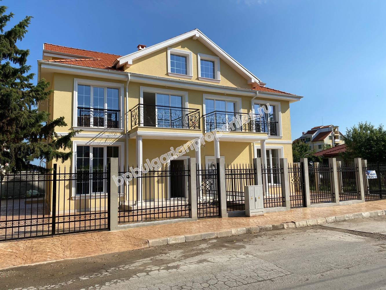 Трехэтажная вилла для двух семей близко от моря, Равда Трехэтажная вилла для двух семей близко от моря, Равда