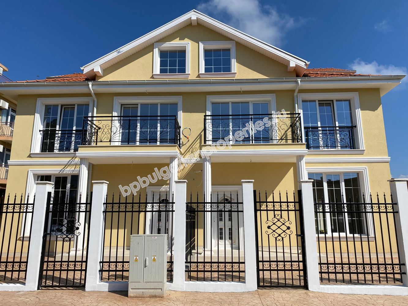 Трехэтажная вилла для двух семей близко от моря, Равда Трехэтажная вилла для двух семей близко от моря, Равда