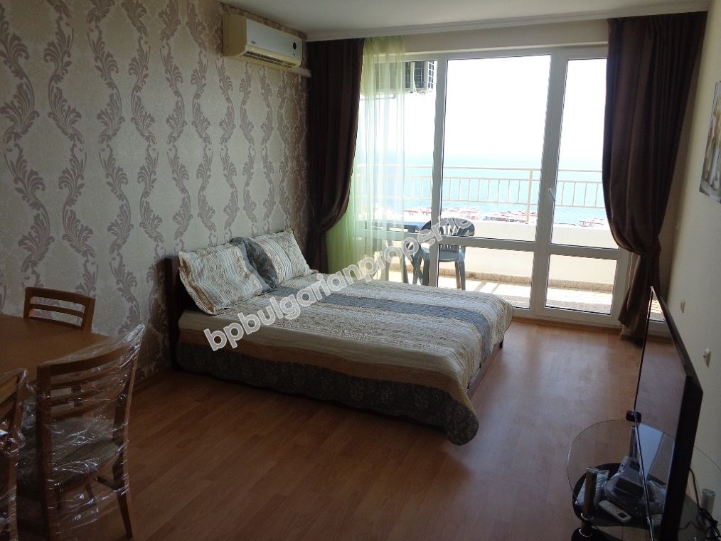 Большая меблированная студия с видом на море на продажу в курорте Святой Влас Большая меблированная студия с видом на море на продажу в курорте Святой Влас