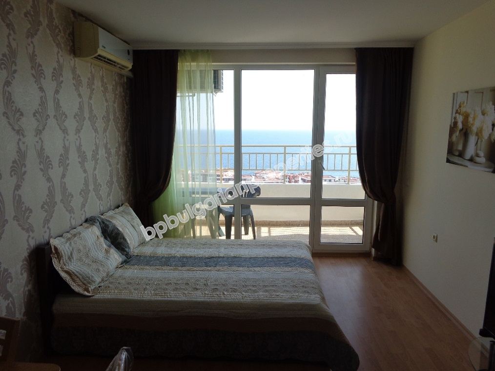 Большая меблированная студия с видом на море на продажу в курорте Святой Влас Большая меблированная студия с видом на море на продажу в курорте Святой Влас