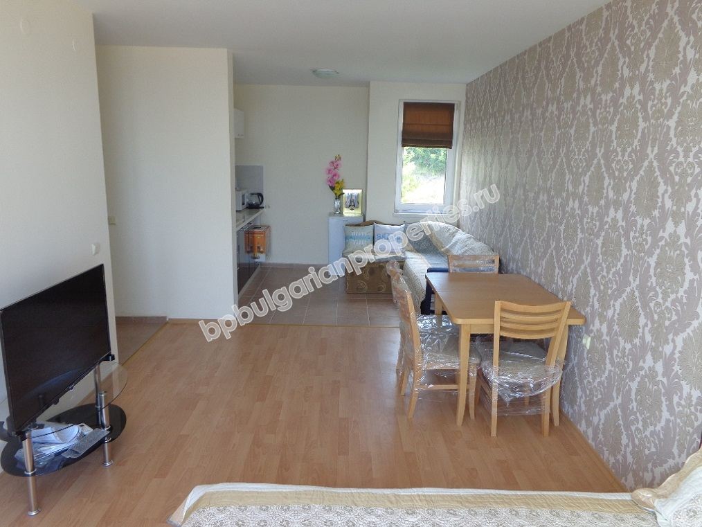 Большая меблированная студия с видом на море на продажу в курорте Святой Влас Большая меблированная студия с видом на море на продажу в курорте Святой Влас