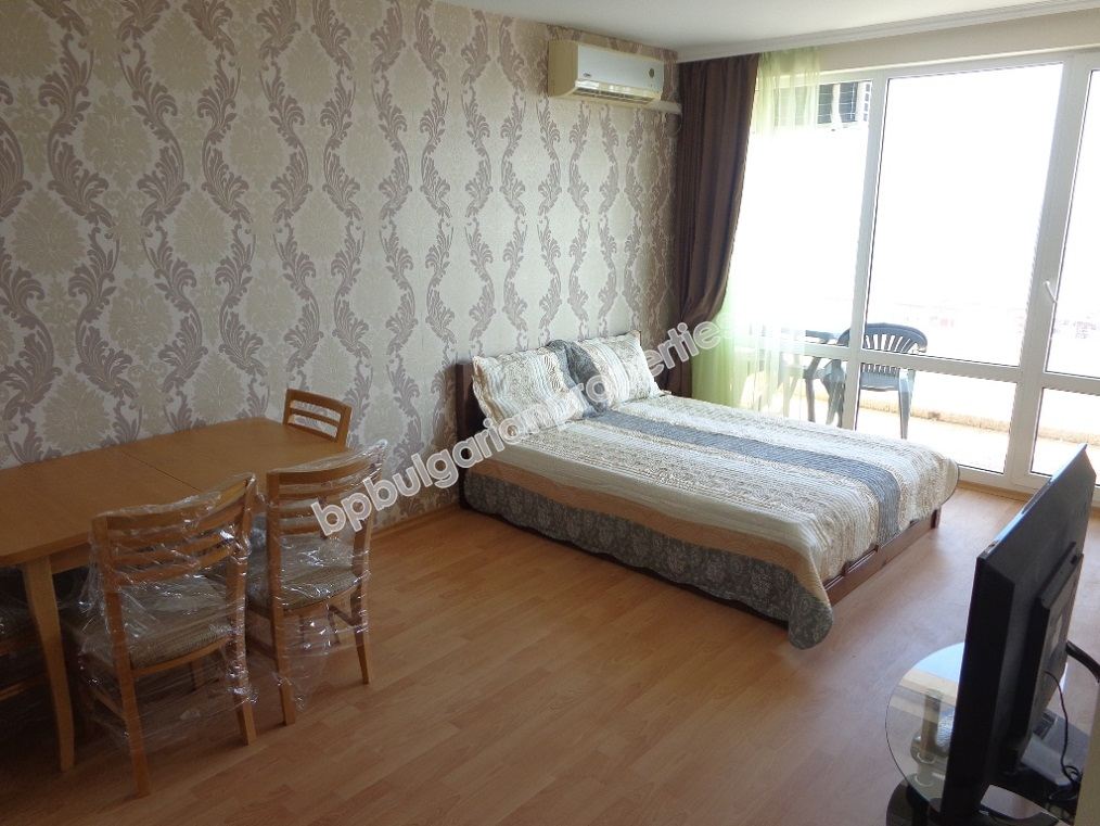 Большая меблированная студия с видом на море на продажу в курорте Святой Влас Большая меблированная студия с видом на море на продажу в курорте Святой Влас