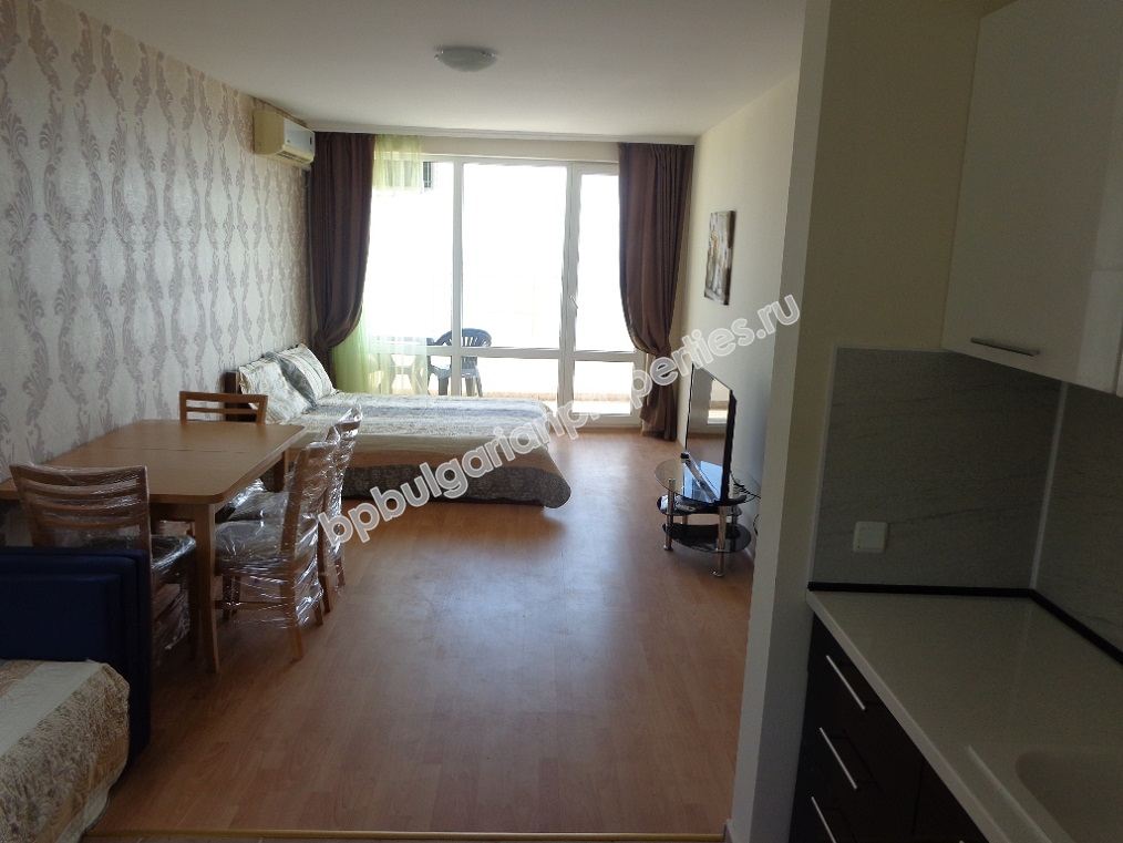 Большая меблированная студия с видом на море на продажу в курорте Святой Влас Большая меблированная студия с видом на море на продажу в курорте Святой Влас