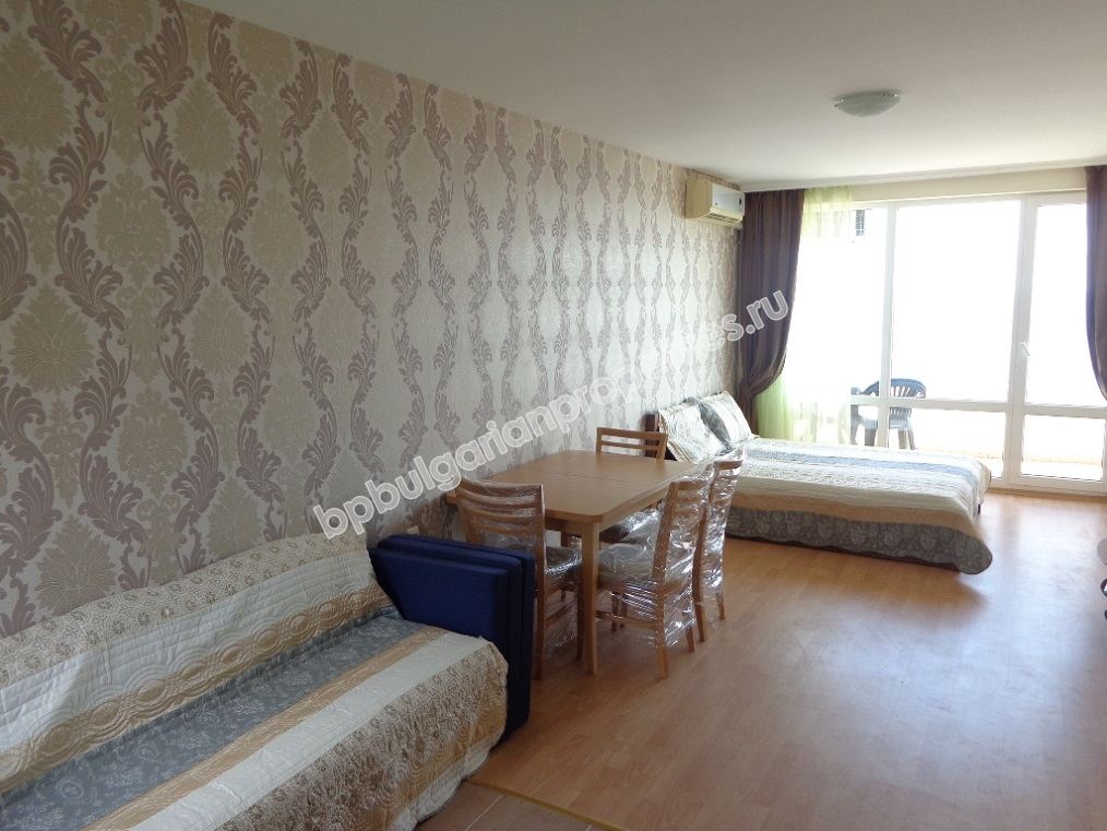 Большая меблированная студия с видом на море на продажу в курорте Святой Влас Большая меблированная студия с видом на море на продажу в курорте Святой Влас