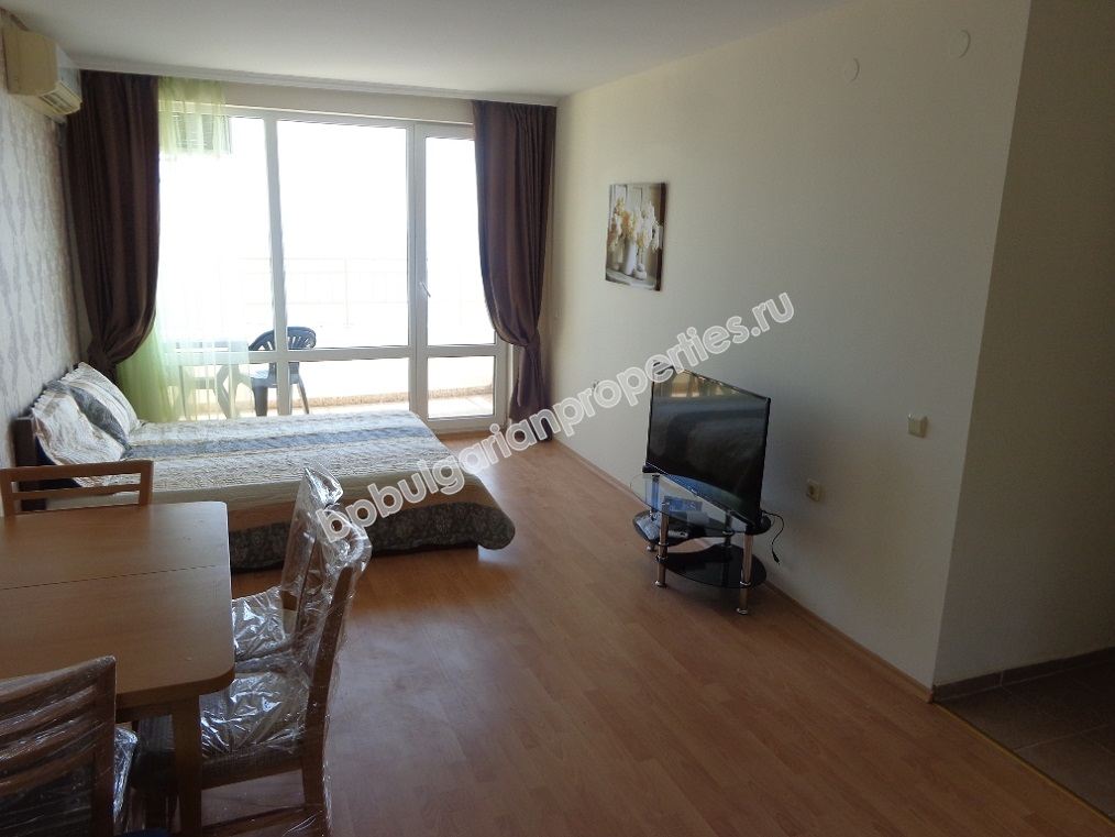 Большая меблированная студия с видом на море на продажу в курорте Святой Влас Большая меблированная студия с видом на море на продажу в курорте Святой Влас