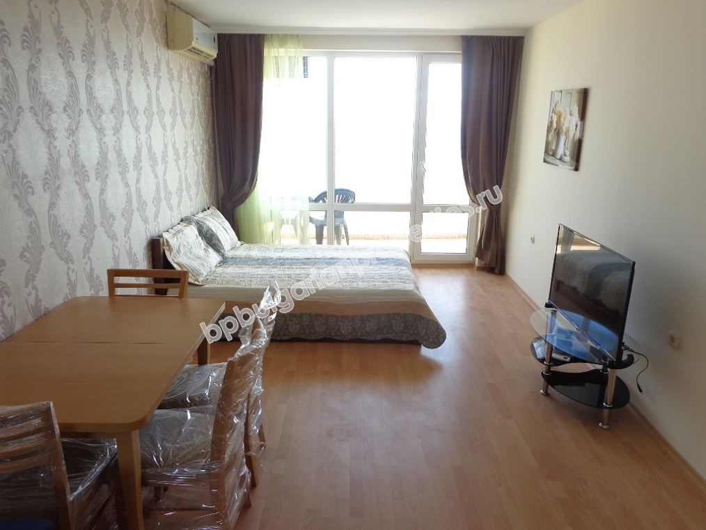 Большая меблированная студия с видом на море на продажу в курорте Святой Влас Большая меблированная студия с видом на море на продажу в курорте Святой Влас