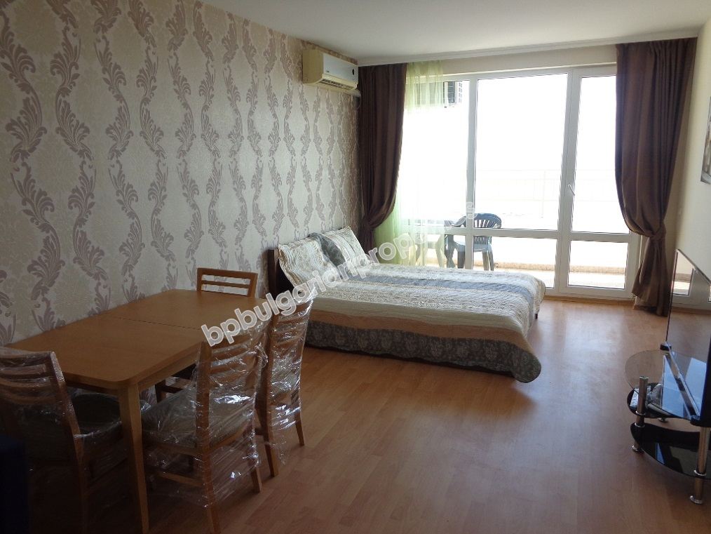 Большая меблированная студия с видом на море на продажу в курорте Святой Влас Большая меблированная студия с видом на море на продажу в курорте Святой Влас