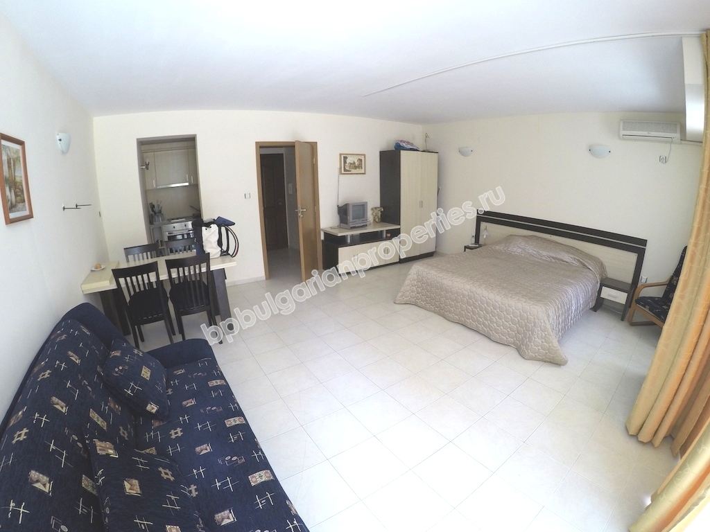 Большая меблированная студия для продажи недалеко от пляжа в курорте Свети Влас Большая меблированная студия для продажи недалеко от пляжа в курорте Свети Влас