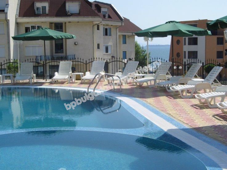 Большая меблированная студия для продажи недалеко от пляжа в курорте Свети Влас Большая меблированная студия для продажи недалеко от пляжа в курорте Свети Влас