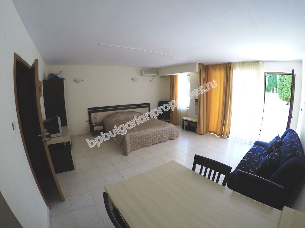 Большая меблированная студия для продажи недалеко от пляжа в курорте Свети Влас Большая меблированная студия для продажи недалеко от пляжа в курорте Свети Влас