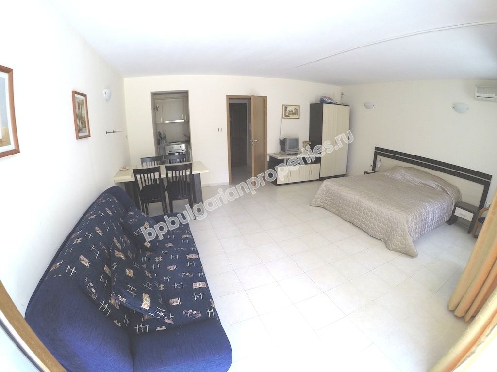 Большая меблированная студия для продажи недалеко от пляжа в курорте Свети Влас Большая меблированная студия для продажи недалеко от пляжа в курорте Свети Влас