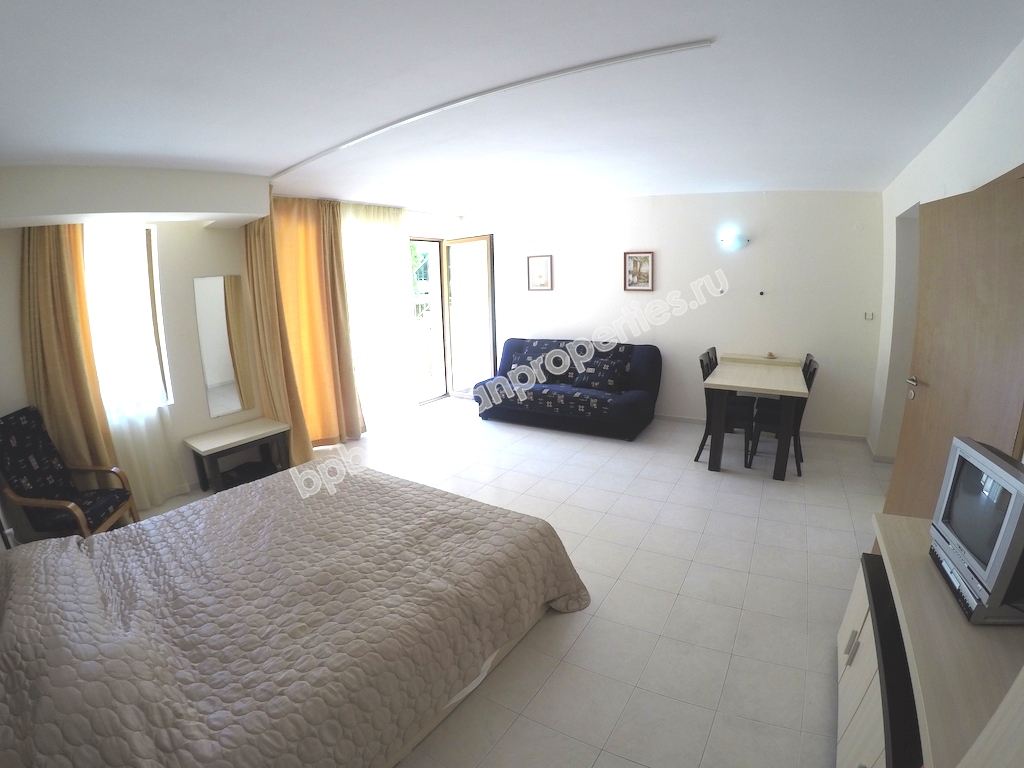 Большая меблированная студия для продажи недалеко от пляжа в курорте Свети Влас Большая меблированная студия для продажи недалеко от пляжа в курорте Свети Влас