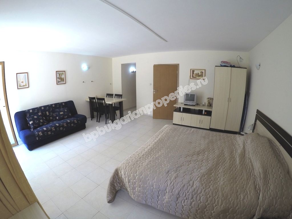 Большая меблированная студия для продажи недалеко от пляжа в курорте Свети Влас Большая меблированная студия для продажи недалеко от пляжа в курорте Свети Влас