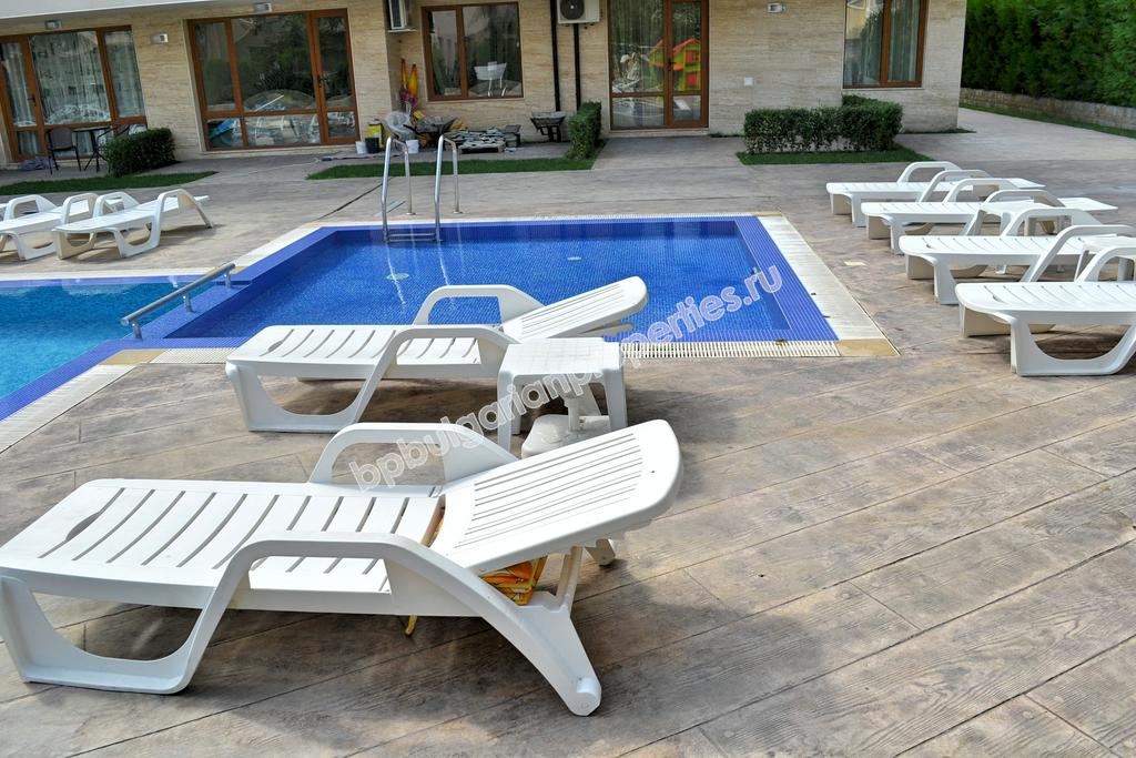 Меблированная двухкомнатная квартира на продажу в курорте Солнечный Берег