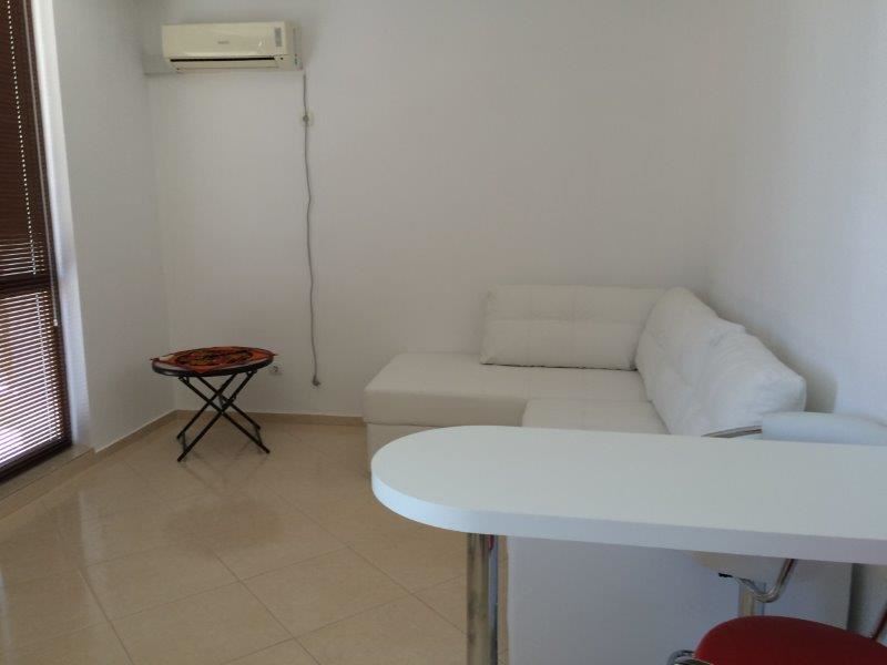 Меблированная квартира с частичным видом на море в комплексе Риф-2