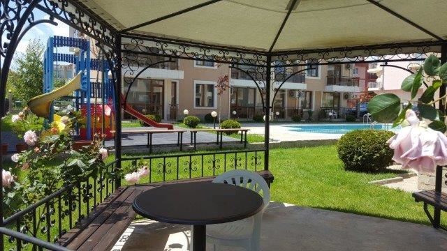 Меблированная квартира с частичным видом на море в комплексе Риф-2