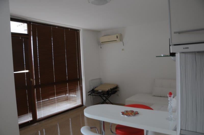 Меблированная квартира с частичным видом на море в комплексе Риф-2