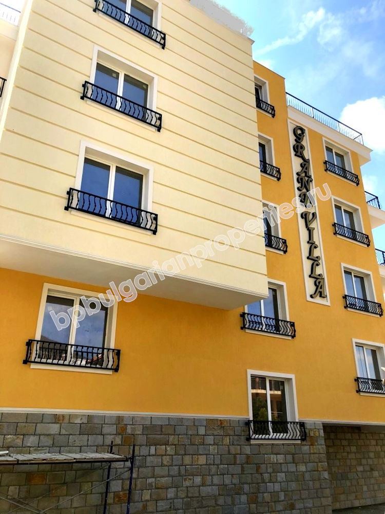 Новый жилой комплекс с бассейном близко от моря в Святом Власе Новый жилой комплекс с бассейном близко от моря в Святом Власе