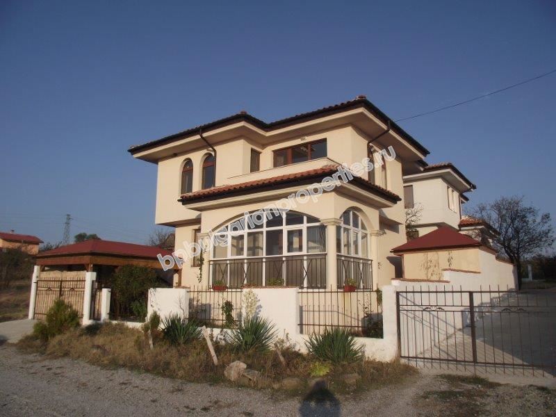 Двухэтажный дом в черте города Бургаса Двухэтажный дом в черте города Бургаса