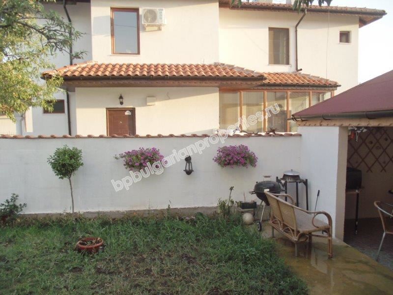 Двухэтажный дом в черте города Бургаса Двухэтажный дом в черте города Бургаса