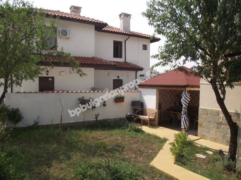 Двухэтажный дом в черте города Бургаса Двухэтажный дом в черте города Бургаса