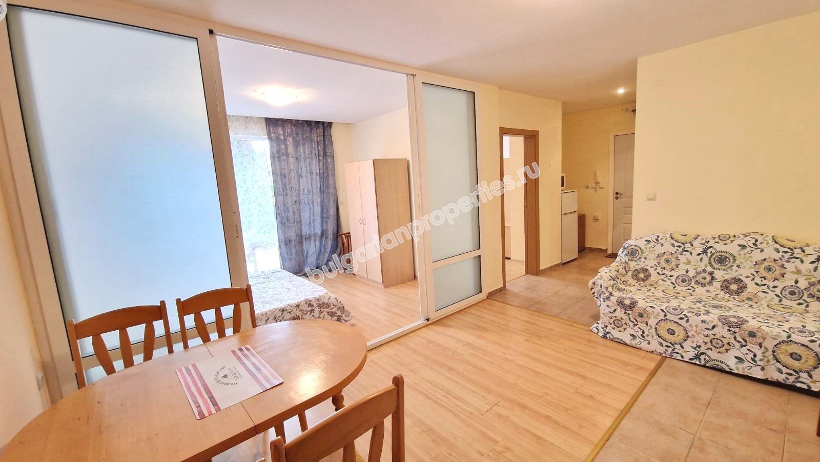 Трехкомнатная меблированная квартира в закрытом комплексе близко от моря Трехкомнатная меблированная квартира в закрытом комплексе близко от моря