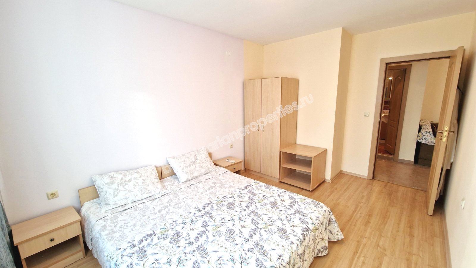 Трехкомнатная меблированная квартира в закрытом комплексе близко от моря Трехкомнатная меблированная квартира в закрытом комплексе близко от моря