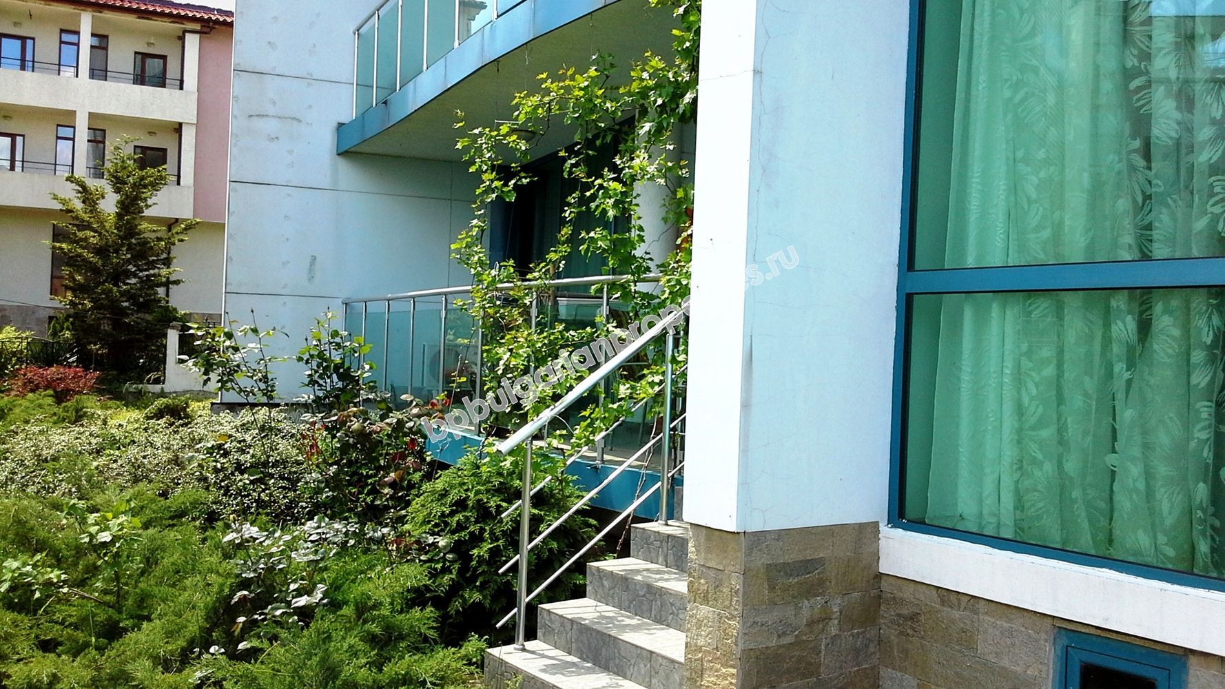 На продажу люксовая меблированная двухспальная квартира до пляжа в Приморско