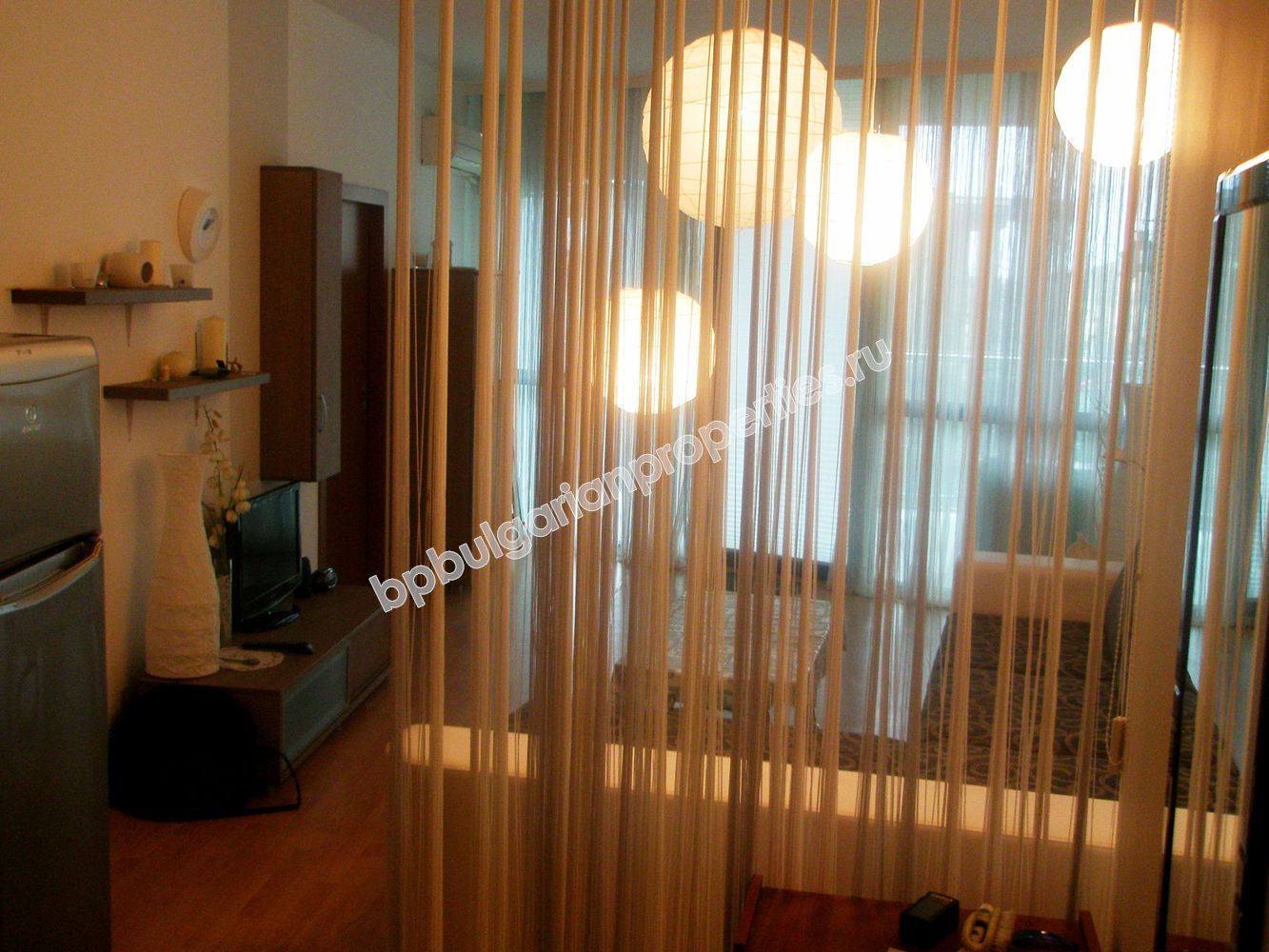 На продажу люксовая меблированная двухспальная квартира до пляжа в Приморско