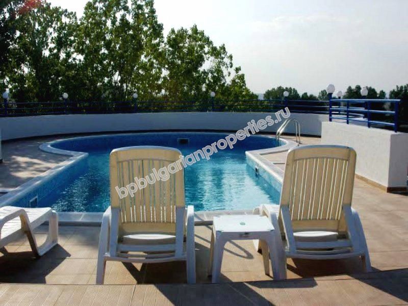 Меблированная двухкомнатная квартира на продажу близко к пляжу в курорте Солнечный Берег