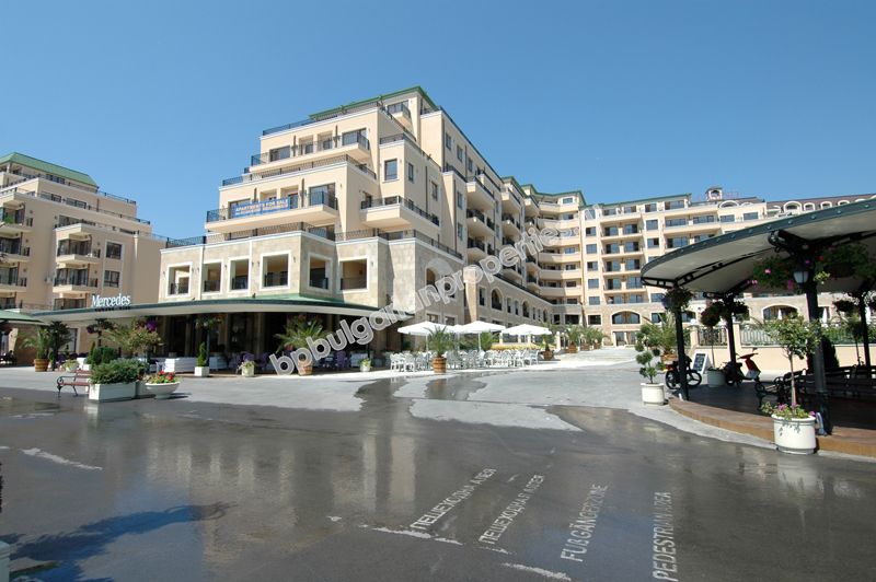 Элитные квартиры на продажу на первой линии моря в Золотых песках