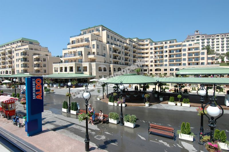 Элитные квартиры на продажу на первой линии моря в Золотых песках