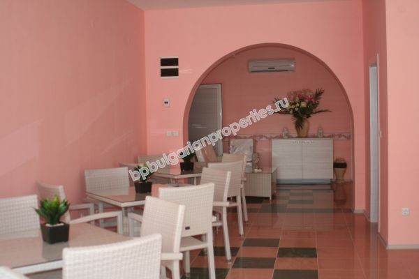 Меблированная двухкомнатная квартира близко к пляжу на продажу в курорте Солнечный Берег