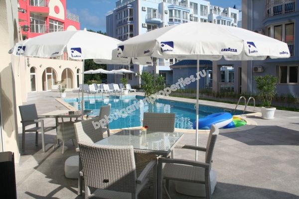 Меблированная двухкомнатная квартира близко к пляжу на продажу в курорте Солнечный Берег