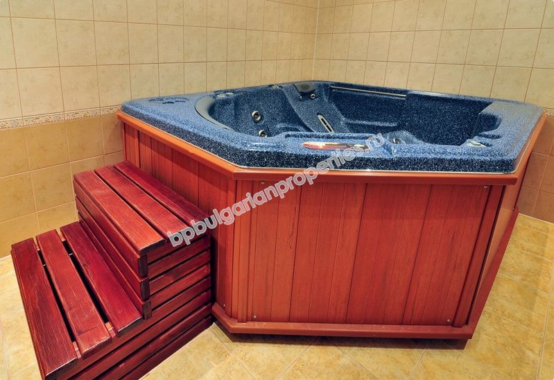 Меблированная трехкомнатная квартира на продажу вблизи пляжа в курорте Золотые пески