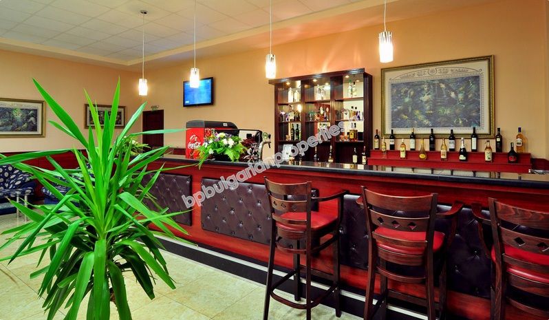 Меблированная трехкомнатная квартира на продажу вблизи пляжа в курорте Золотые пески