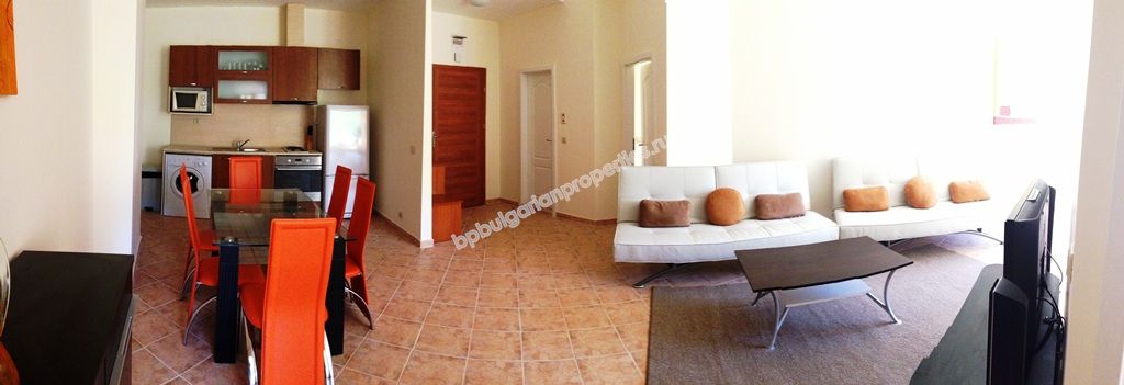 Меблированная трехкомнатная квартира на продажу вблизи пляжа в курорте Золотые пески