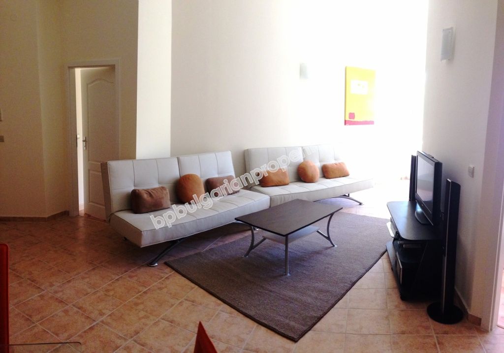 Меблированная трехкомнатная квартира на продажу вблизи пляжа в курорте Золотые пески