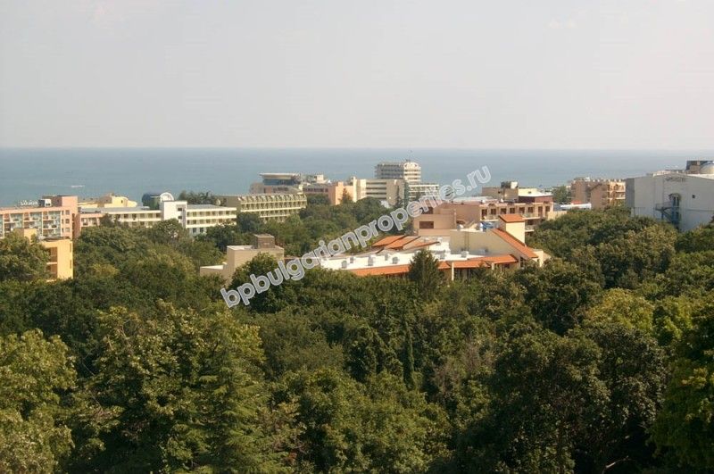 Меблированная трехкомнатная квартира на продажу вблизи пляжа в курорте Золотые пески