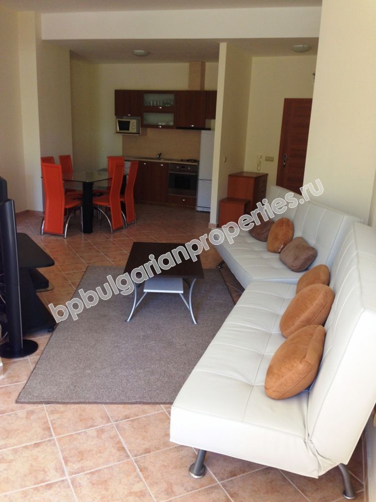 Меблированная трехкомнатная квартира на продажу вблизи пляжа в курорте Золотые пески