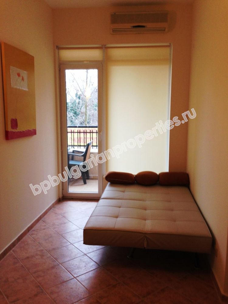 Меблированная трехкомнатная квартира на продажу вблизи пляжа в курорте Золотые пески