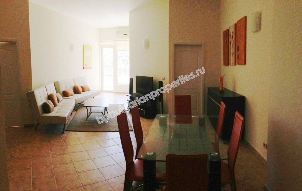 Меблированная трехкомнатная квартира на продажу вблизи пляжа в курорте Золотые пески