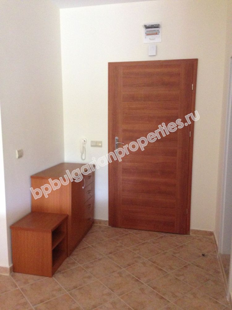 Меблированная трехкомнатная квартира на продажу вблизи пляжа в курорте Золотые пески