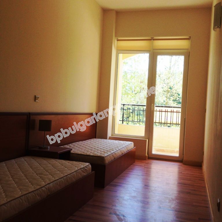 Меблированная трехкомнатная квартира на продажу вблизи пляжа в курорте Золотые пески