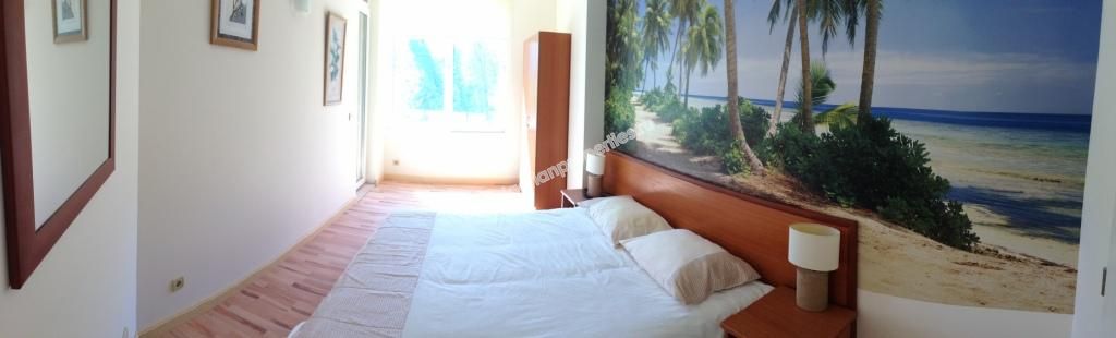 Меблированная трехкомнатная квартира на продажу вблизи пляжа в курорте Золотые пески