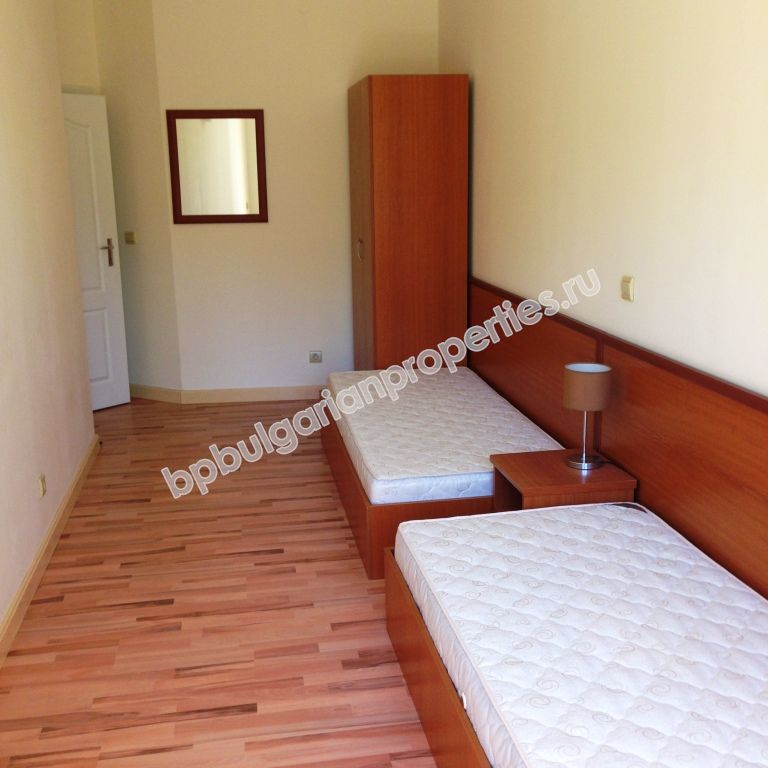 Меблированная трехкомнатная квартира на продажу вблизи пляжа в курорте Золотые пески