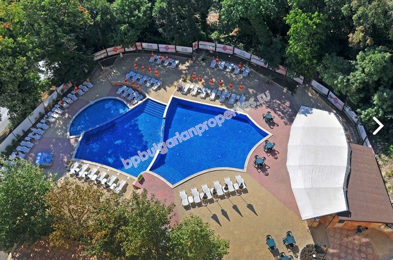 Меблированная трехкомнатная квартира на продажу вблизи пляжа в курорте Золотые пески