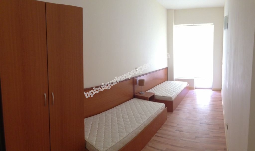 Меблированная трехкомнатная квартира на продажу вблизи пляжа в курорте Золотые пески