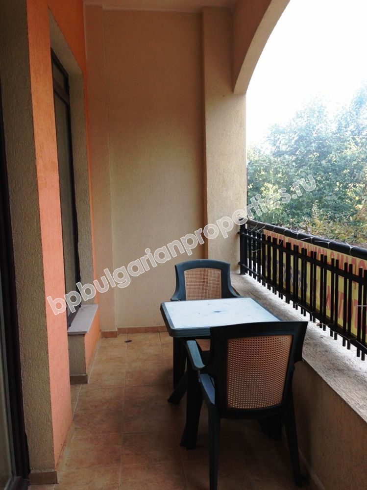 Меблированная трехкомнатная квартира на продажу вблизи пляжа в курорте Золотые пески